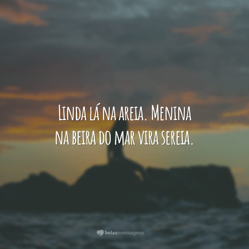 Linda lá na areia. Menina na beira do mar vira sereia.